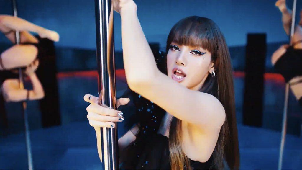 dior_jisoo's tweet photo. Tópico: a Lisa extremamente gostosona dançando no pole dance https://t.co/QRYj3M9jaC