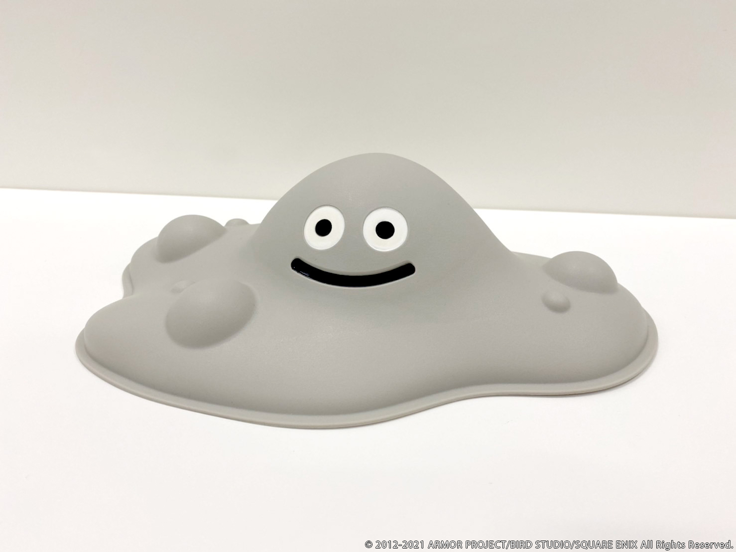 スクウェア エニックス E Store グッズ 足つぼマッサージ はぐれメタル 足裏のマッサージができるグッズ はぐれメタルの頭や泡を足のツボに合わせてグリグリ リラックス 机の下やお部屋に飾っても楽しめます ドラクエ Dq Dq10 特集ページは