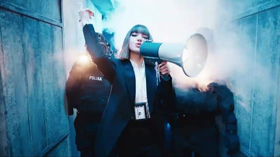 Desde hoy no se dice 'policía' es POLISA.

#LALISA
#LALISASolo
#FIRSTSINGLEALBUM #LISA #LSMVTeaser #LisaSolo #LalisaMVTeaser #BLACKPINK #20210910_1pmKST #20210910_12amEST #