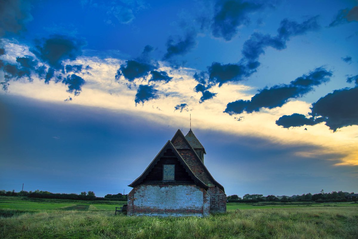 fotofacade's tweet image. One for the early birds: Storm clouds approach Fairfield blog.andymarshall.co/storm-clouds-a… @MarshChurches @5thContinent