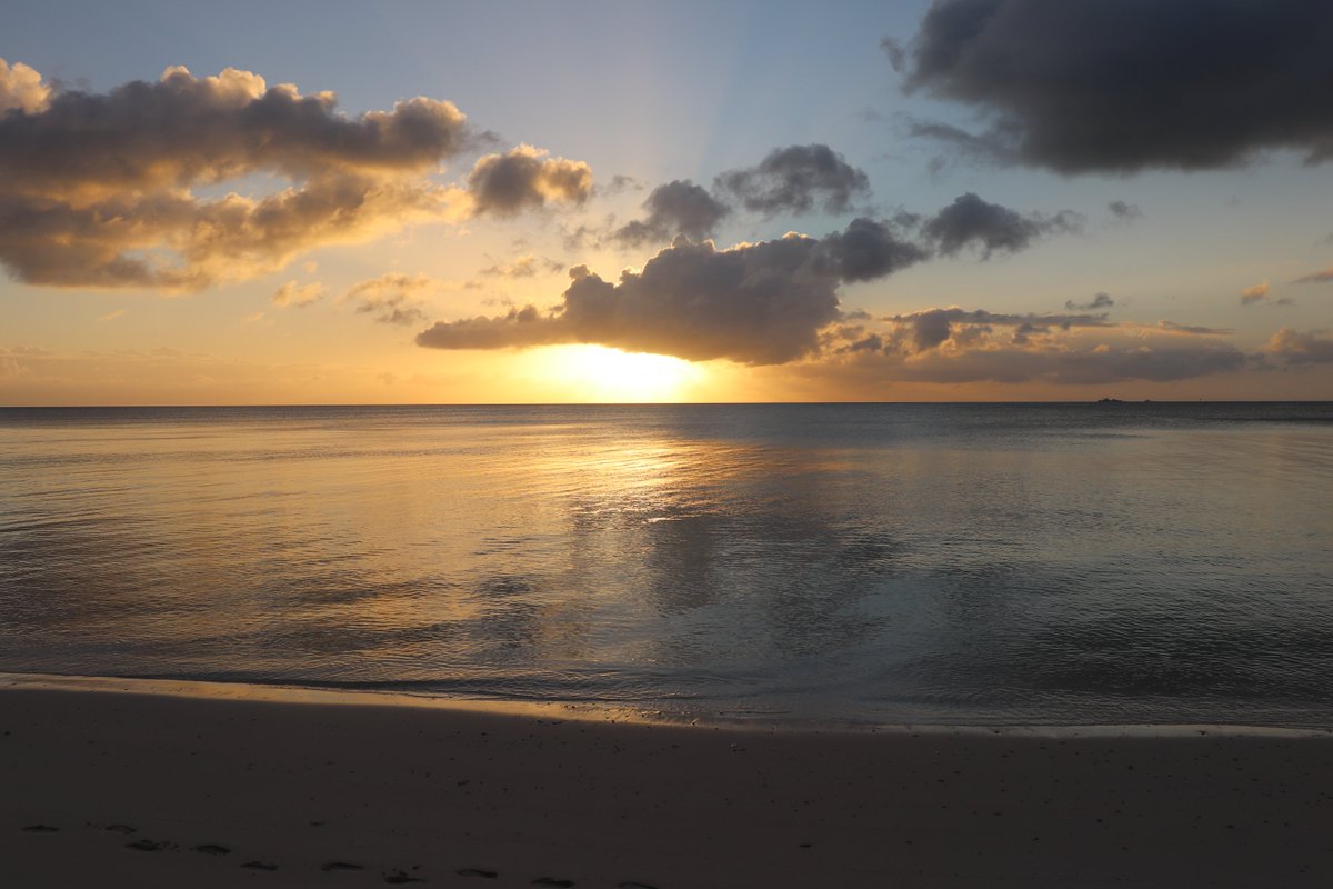 KiribatiInfo's tweet photo. O N O T O A
Other than their hard working men, their women's 'Te Wii ni Bakoa tiibuta (traditional #Kiribati shark teeth designed blouse) and the islander's custom and nature for preserving things, #Onotoa is also just naturally beautiful. #gilbertislands #soutrhernislands https://t.co/yfS9jL2TLk