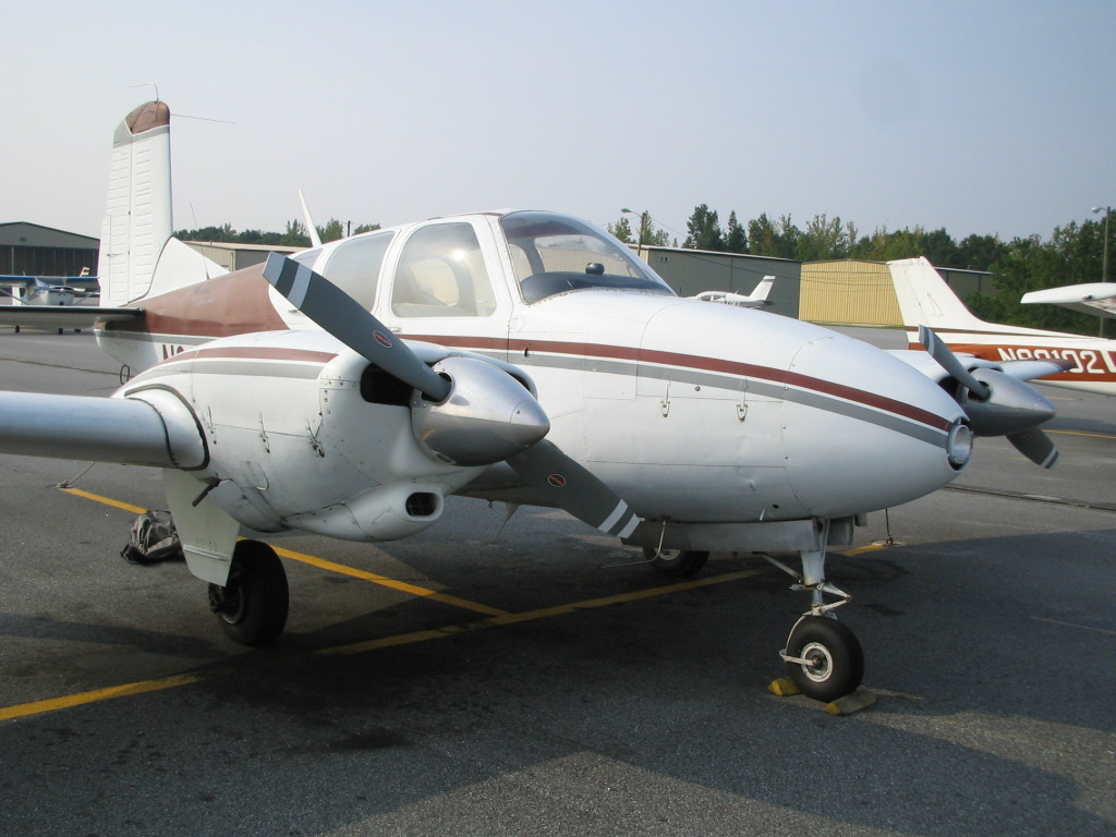 都築教育学園 第一工科大学 飛行機の話 13 まだまだ現役 アメリカでの 双発飛行機 写真の双発飛行機 何と60年位前に製造されました 操縦士と航空整備士兼業で仕事をしているオーナーにより大切に維持管理されています リプ欄へ続きます