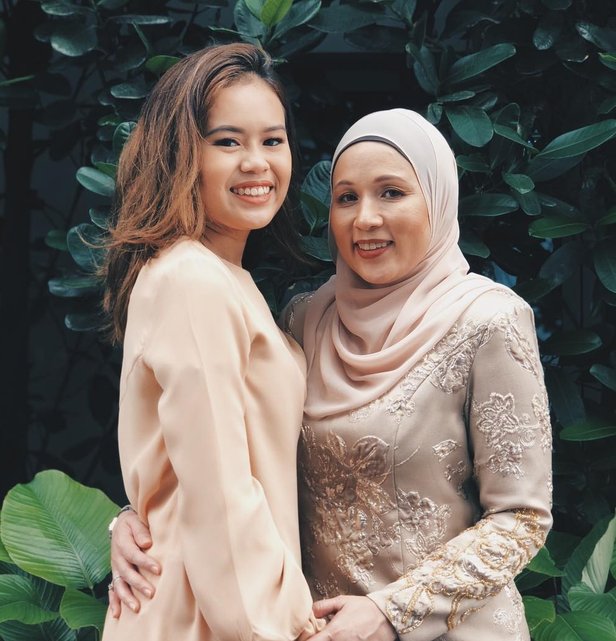 sya1609's tweet photo. so whats the difference between bella istilah and aisyah cupcakes??

long lost twin? 🤣 https://t.co/apMBHbcost