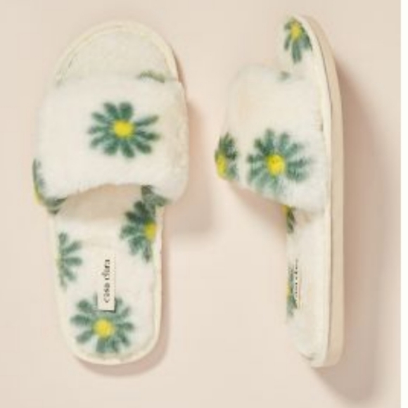 Shop_Compulsive's tweet photo. So good I had to share! Check out all the items I'm loving on @Poshmarkapp from @LModa76 #poshmark #fashion #style #shopmycloset #anthropologie: https://t.co/JX69eNL45h https://t.co/QDP5fzGB0p