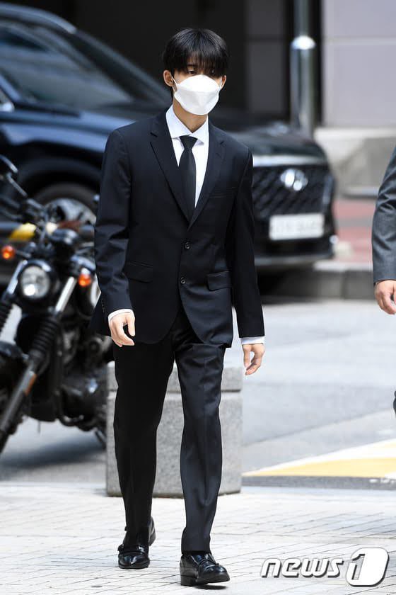 เป็นอิสระแล้วนะฮันบิน แปดร้อยกว่าวันมันจบลงแล้ว ขอบคุณฮันบินที่เข้มแข็ง ขอบคุณครอบครัวและค่ายที่อยู่กับเขา ขอบคุณตัวเองด้วยที่ยังอยู่กับเขาตรงนี้ 😭😭😭😭