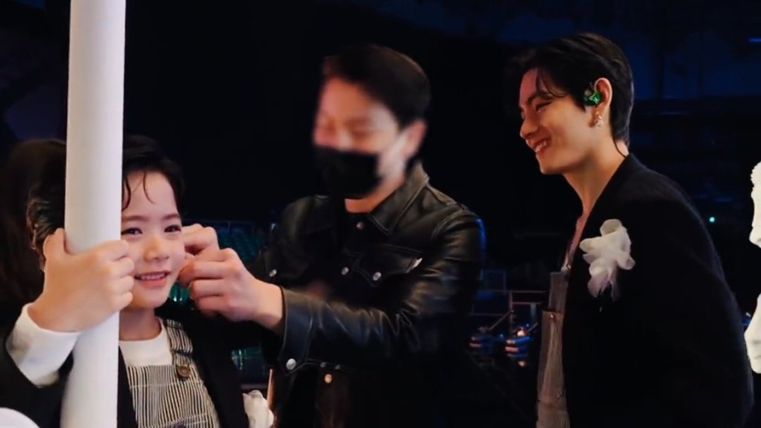 jtoni_n's tweet photo. his stare....😭 https://t.co/r1YqPX60Et