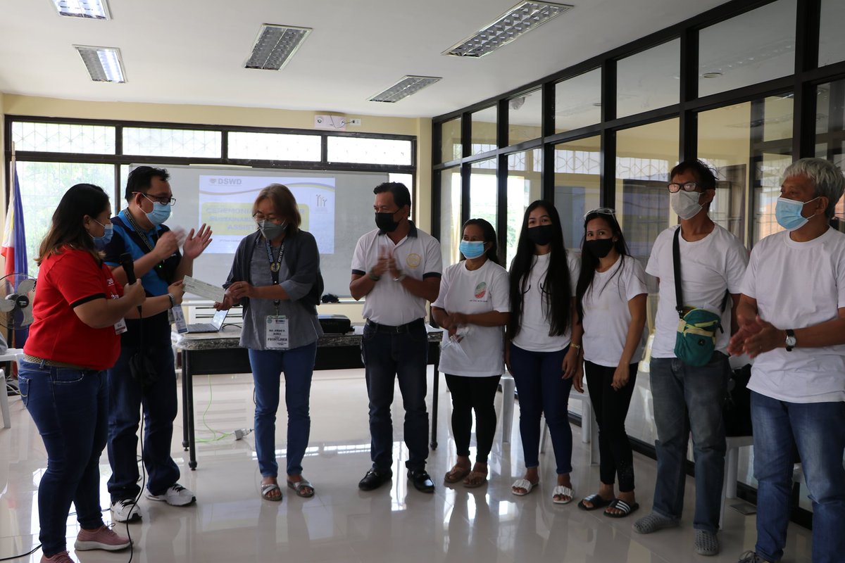 DSWDfo7's tweet photo. Earlier: Qualified urban poor associations from Lapu-Lapu City, Cebu received the checks for their Livelihood Assistance from the Sustainable Livelihood Program (SLP) of DSWD. @dswdserves @dswd_livelihood https://t.co/zrZt7jR79I