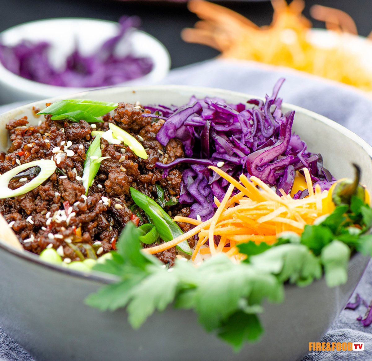 Proef de nazomer in deze pokebowl met bulgogi. Laat iedereen zijn eigen pokebowl maken. Kijk in onze nieuwe video hoe Bastiaan en pitmaster Rinus Poot hun pokebowl klaarmaken.
-> youtu.be/-pCTsQGqVuo