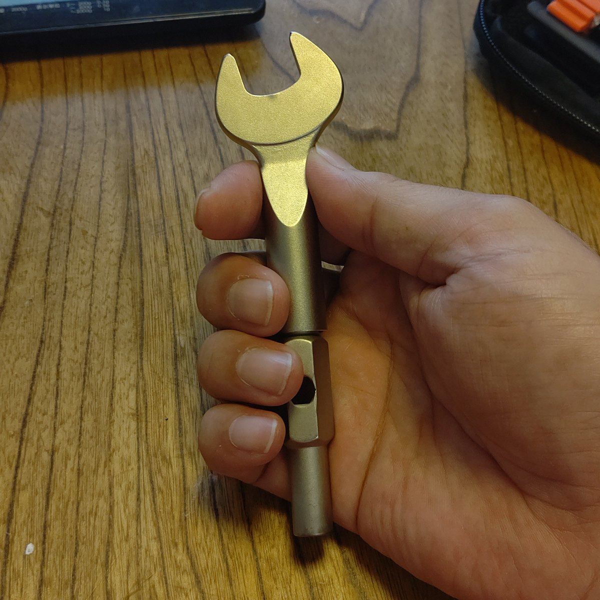 osha_CM's tweet photo. 15mmスパナも奥にビットがあってマグネットでカチッとはまる。
手に持ったサイズ感はこんな感じ。
#fixitsticks https://t.co/rUM1O2qabv