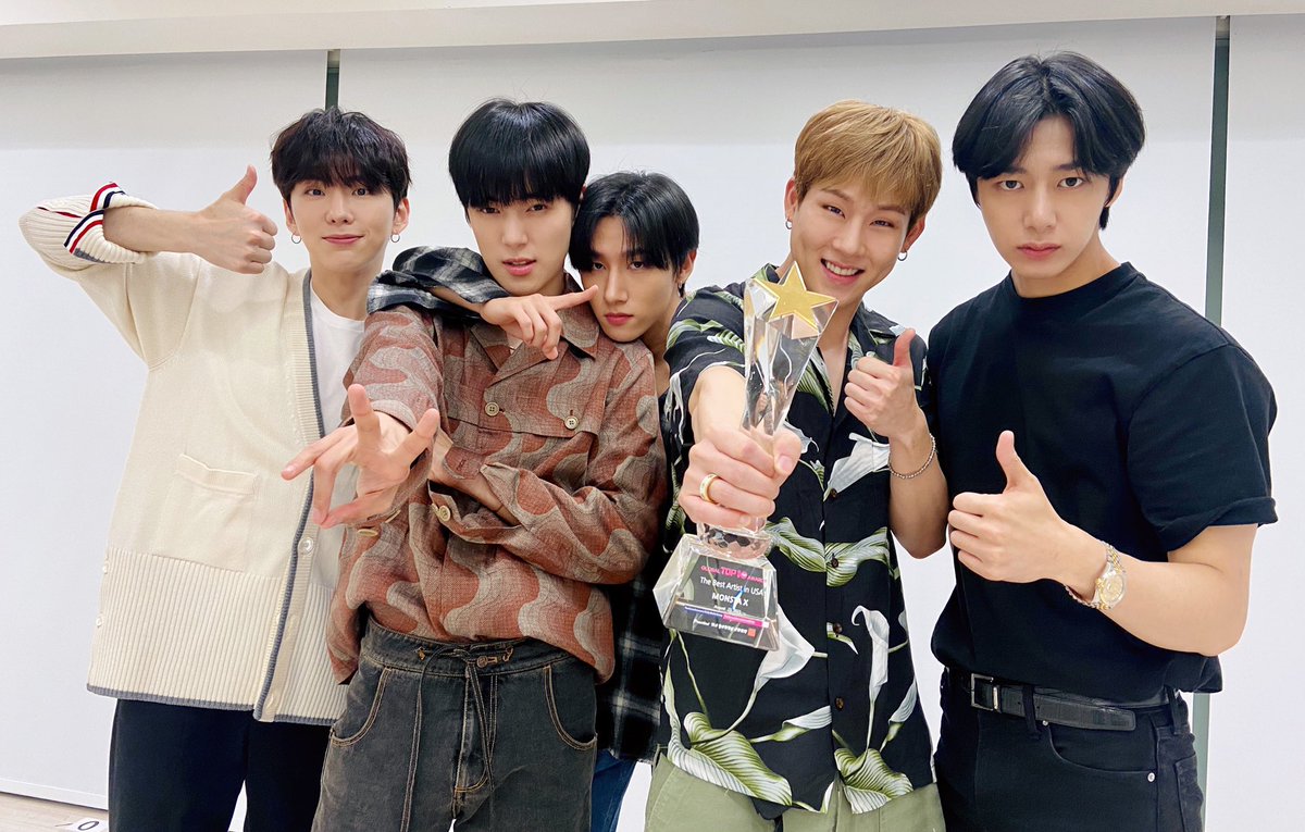 J941006's tweet photo. 축하해 멋쟁이들 👍🏻
#MONSTAX #MONSTA_X
#몬스타엑스_탑텐어워즈
#MONSTAX_TTA
#사랑한다_몬스타엑스 https://t.co/qPyjJGoi5s