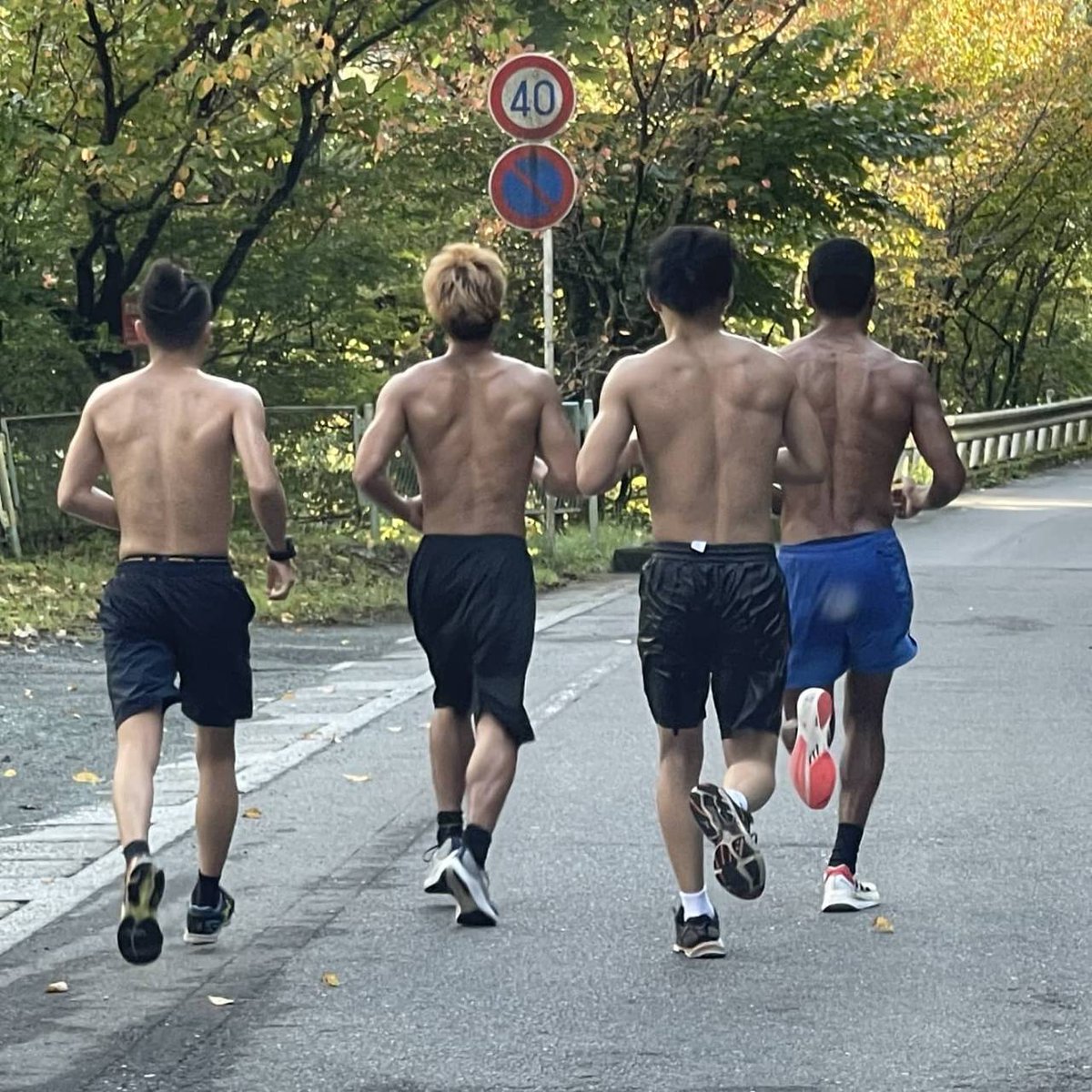 boxing_magazine's tweet photo. 10月19日にタイトルマッチを控える平岡アンディ、中嶋一輝、デビュー戦を迎える豊嶋海優と、4戦目に備える松本圭佑の大橋ジム4選手が今日10日から神奈川県・丹沢で走り込みの合宿をスタート。
写真提供_大橋ボクシングジム https://t.co/c1XzaLvXaO