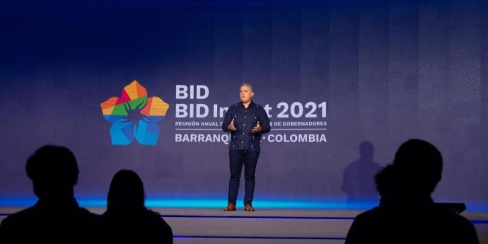 RSilvaRomero's tweet photo. Mi columna de hoy en @ELTIEMPO, Sacolevas, sobre quién está detrás de decisiones tan vergonzosas como la de armar una delegación supuestamente "neutra" para presentar la literatura colombiana en la Feria del Libro de Madrid:
 
https://t.co/60jFbQo62c https://t.co/O1c5nlyfTy