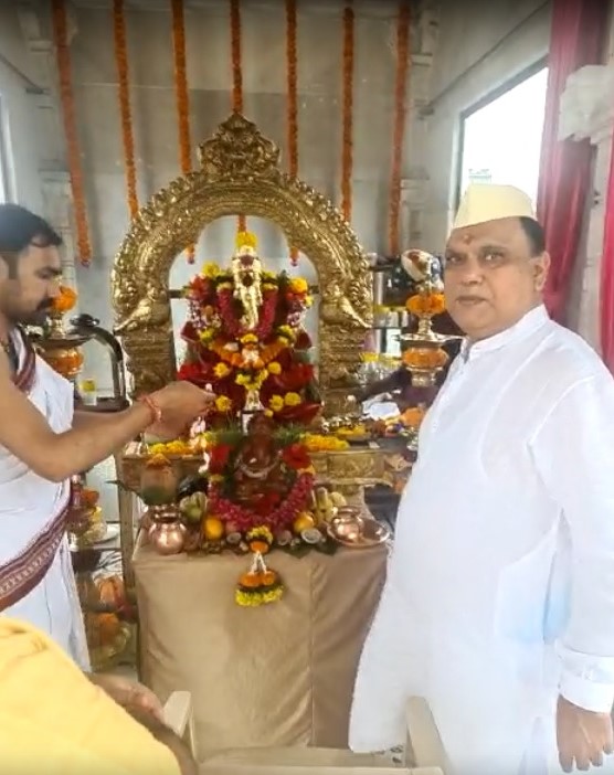 devendrashah99's tweet photo. A glimpse of the Ganesh Puja at Parag. Praying for a healthy and prosperous year for all #ganeshchaturthi #JaiGanesha https://t.co/7G5PLuEfm9