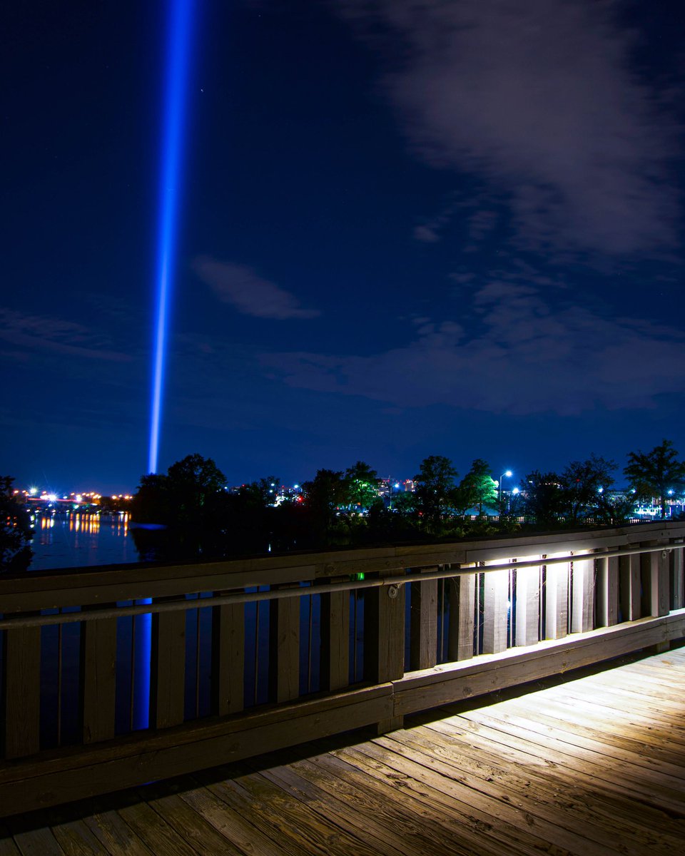 In honor of the people who died at the Pentagon on 9/11/01, a single beam of light illuminated the night sky over #WashingtonDC #September11  #NeverForget  #TributeinLight @PoPville @4WTC @NatGeoPhotos @Tunnel2Towers @NationalMallNPS @CNN @ThePhotoHour @spann @MSNBC @Conthescene