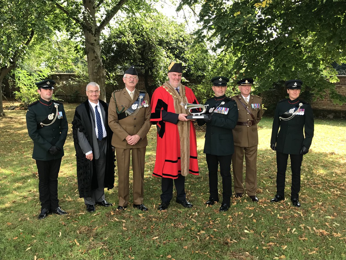 The Mayor of Liskeard Cornwall, Simon Cassidy recently presented The Rifles with the Freedom of Liskeard Scroll. Our link to Liskeard goes back to 1702 and this symbolic gesture affirms that linked heritage. We presented the Mayor with a Silver Bugle to thank him. #Cornwall