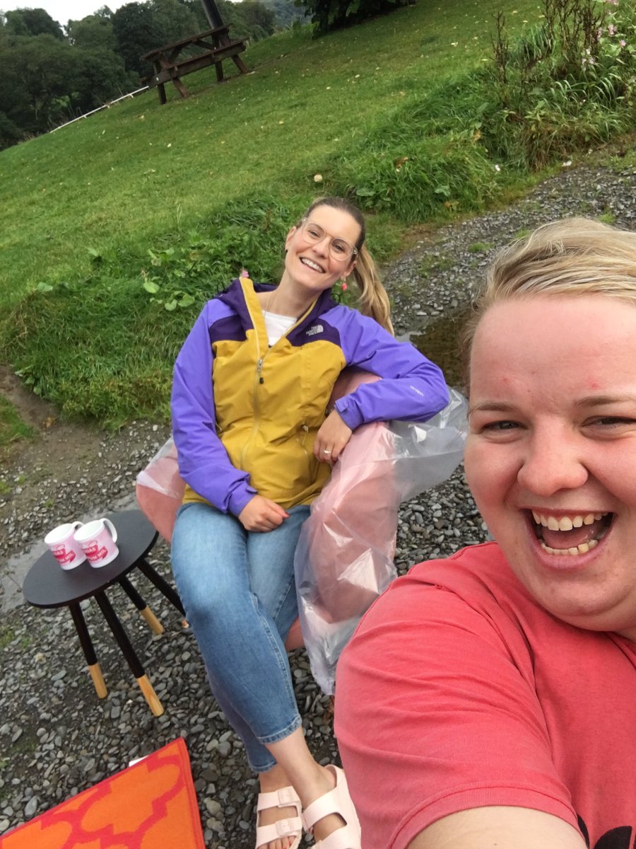 Rhaglen newydd sbon - Priodas Pum Mil REVEALED efo <a href="/BethanHuws/">Bethan Angharad Huws</a> a minnau ar gael ar <a href="/S4C/">S4C 🏴󠁧󠁢󠁷󠁬󠁳󠁿</a> cyn hir #PriodasPumMil #PriodasLowriaRyan Watch awt <a href="/Tryst_Ellis/">Trystan Ellis-Morris</a> <a href="/emmagwalford/">emma walford</a>