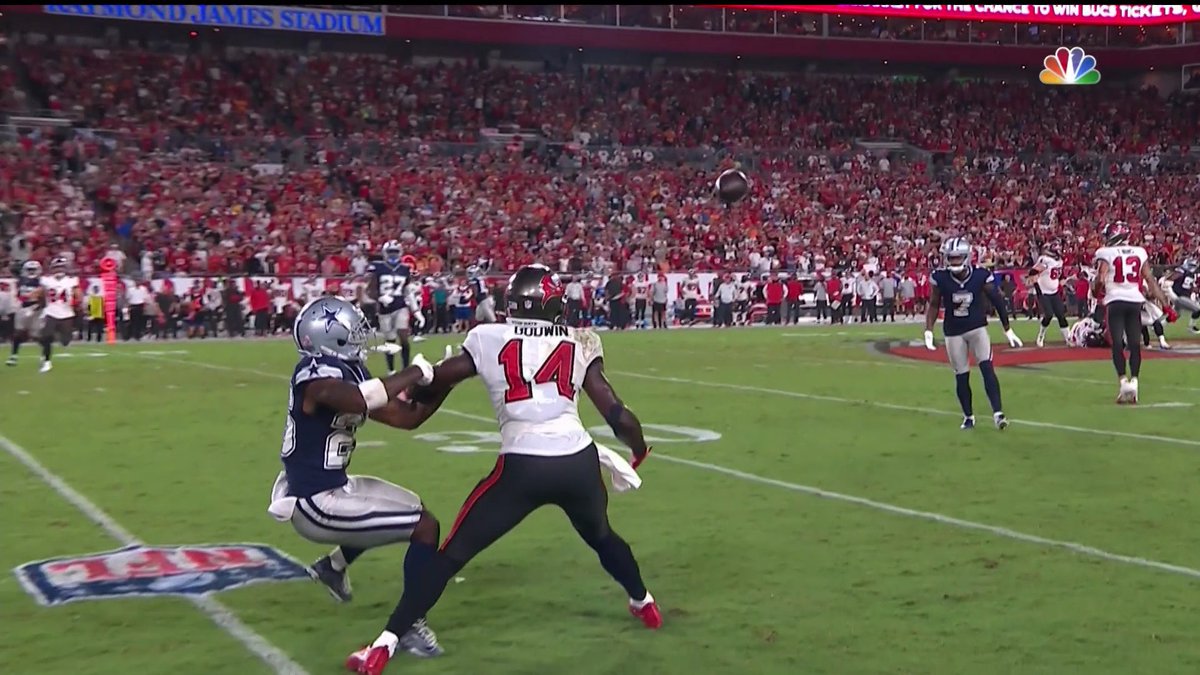FatboiSlim_21's tweet photo. I'm still pissed the refs saved Brady again, this shit gotta stop! CLEARLY offensive pass interference! https://t.co/BffX3Wd9R3