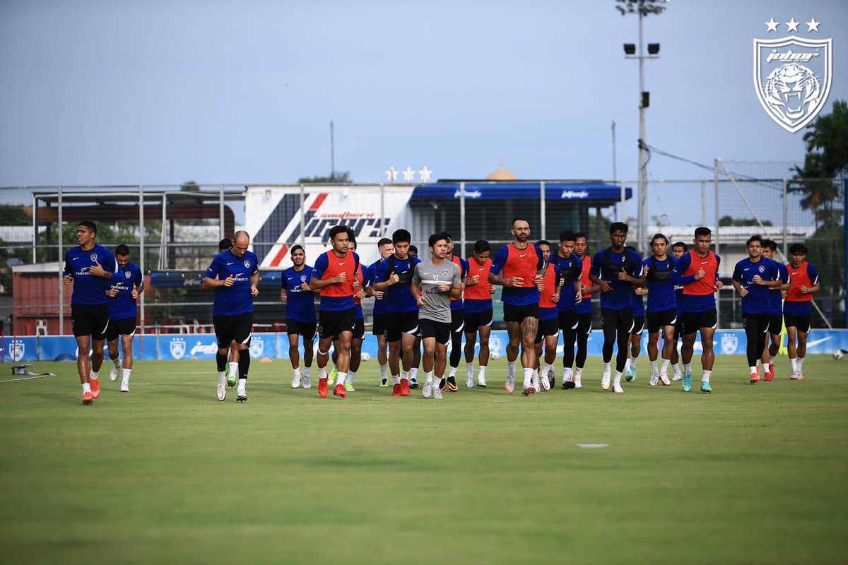 OfficialJohor's tweet photo. Absolute squad vibes! 👌

More photos at https://t.co/vUFNycbPdD

#WinnersKeepWorking
#EightConsecutiveTitles
#JDTForAll
#LuaskanKuasamuJohor https://t.co/5RADdN6Jbu