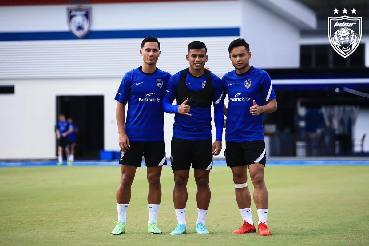 OfficialJohor's tweet photo. Absolute squad vibes! 👌

More photos at https://t.co/vUFNycbPdD

#WinnersKeepWorking
#EightConsecutiveTitles
#JDTForAll
#LuaskanKuasamuJohor https://t.co/5RADdN6Jbu