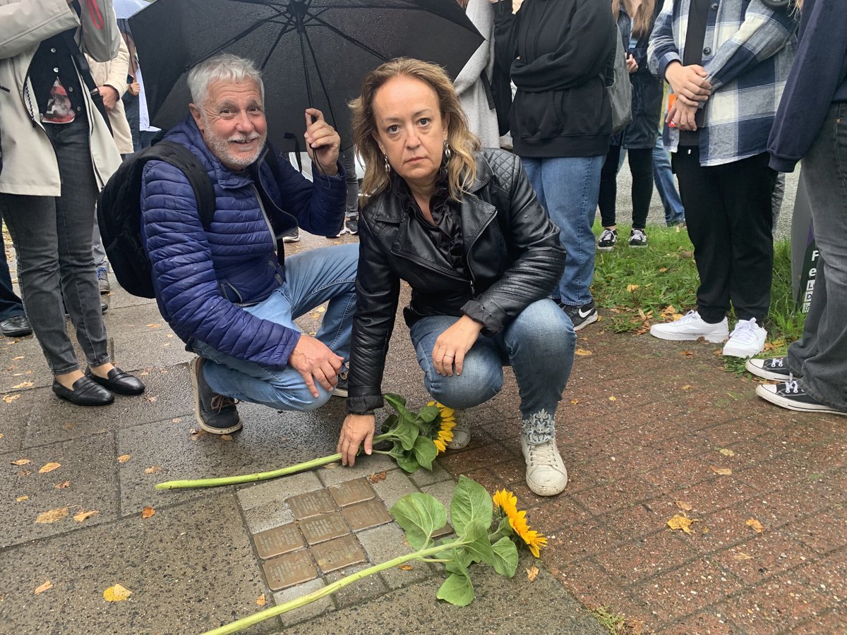 An den acht Stolpersteinen für jüdische Opfer aus dem KZ Außenlager #Falkenbergsweg legen Orlando Materassi und Silvia Pascale #ANEI Blumen in Erinnerung an sie nieder. Eine schöne Geste.