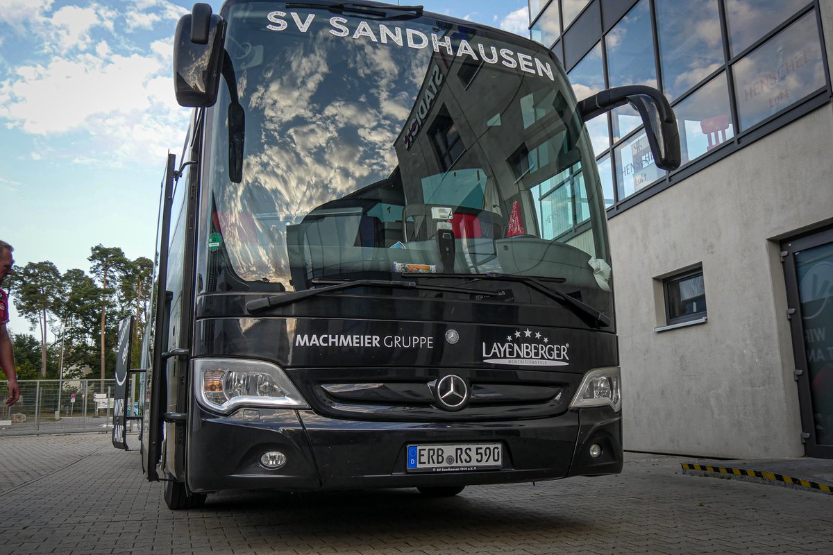 SV_Sandhausen's tweet photo. Das ist er: Unser "Neuer"! ๐๐
Vielen Dank an die Mitarbeiter der PRIMO Full-Service Werbeagentur GmbH, die unseren Bus mit Liebe zum Detail umgestaltet haben! So kann die Fahrt zum @HSV-Spiel beginnen!
Wie gefรคllt euch der Look? ๐
#SVS1916 #WirEchtAnders #Continentalgrafix https://t.co/oVU87WqMFI