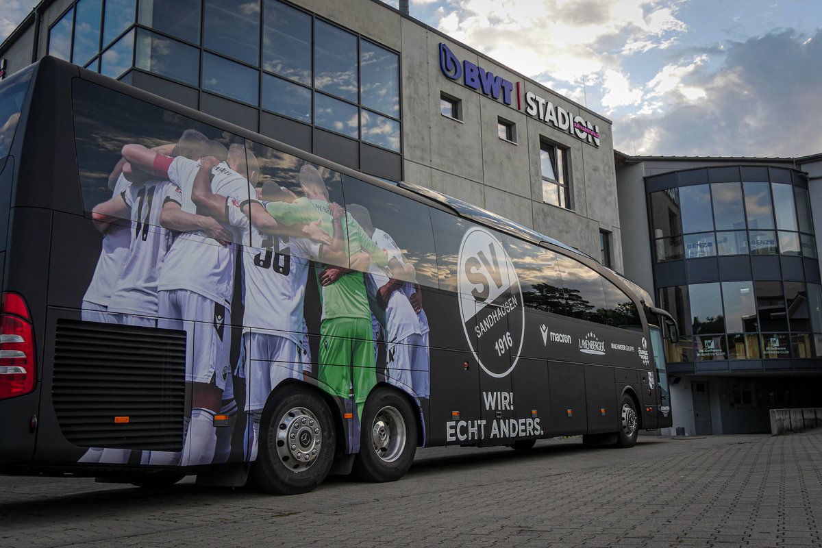 SV_Sandhausen's tweet photo. Das ist er: Unser "Neuer"! ๐๐
Vielen Dank an die Mitarbeiter der PRIMO Full-Service Werbeagentur GmbH, die unseren Bus mit Liebe zum Detail umgestaltet haben! So kann die Fahrt zum @HSV-Spiel beginnen!
Wie gefรคllt euch der Look? ๐
#SVS1916 #WirEchtAnders #Continentalgrafix https://t.co/oVU87WqMFI