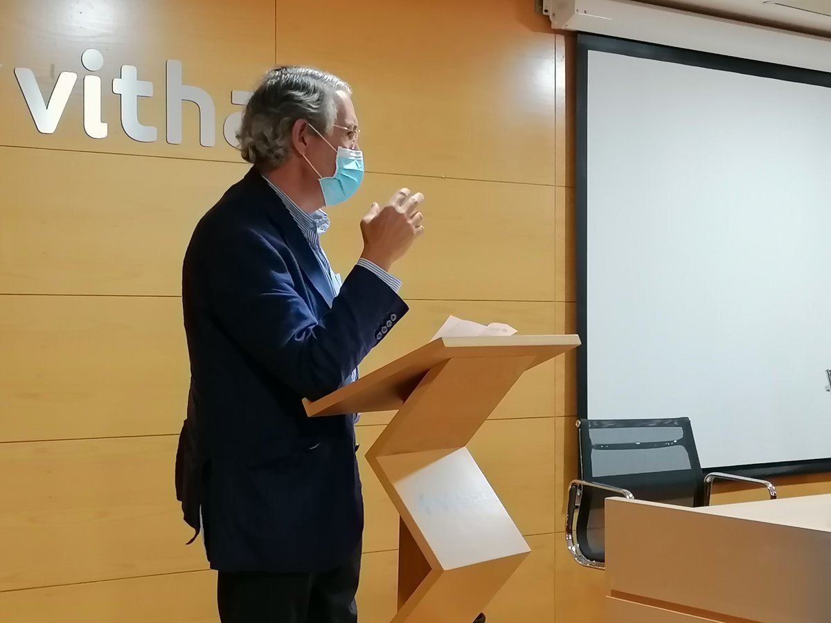 Vithas's tweet photo. El neurólogo señala que esta patología tiene multitud de factores que pueden desencadenar en una crisis, los más frecuentes: menstruación, cambio meteorológico, malos hábitos alimenticios y alteraciones en el sueño. 
#Vithas #AulaSalud #AulaSaludMigraña #VivirParaCuidarte https://t.co/NJ4Rg8CjE5