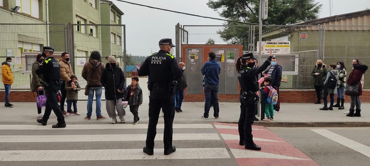 #INFOPMS 👮‍♂️Avui ha començat el curs escolar i treballem per garantir una tornada l'escola segura

🚔Estem controlant l'entrada i la sortida de les escoles i regulant el trànsit per una millor fluïdesa

🚗Recordem als pares i les mares que no estacionin en les voreres

#Sabadell