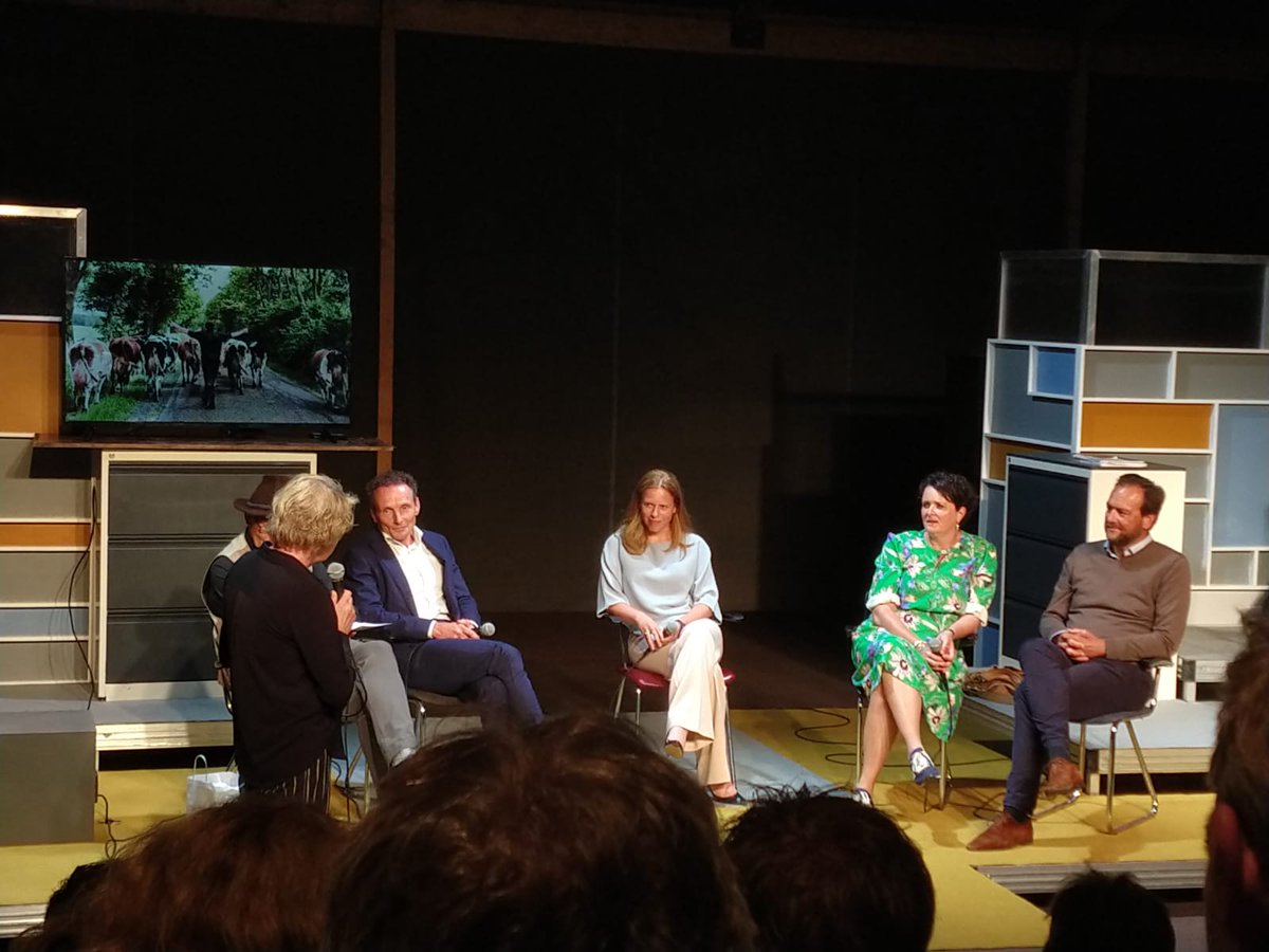 Deze week elke avond een voorstelling over #Mansholt door theatergroep Jan Vos op het erf van #boerpeter in Haarzuilens. Gisteravond met aansluitend talkshow met oa @ToosvanSoest en <a href="/carolaschouten/">Carola Schouten</a> over nu en verder. Prachtige avond....