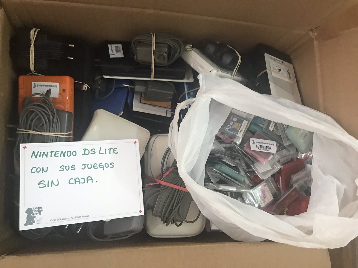 Agradecemos la donación de la Fundación Juegaterapia a Museke.       
NDS de diferentes modelos, PSP y muchos juegos que irán con nosotros el próximo mes de octubre y serán entregadas a los niños y niñas de Museke. Millones de gracias a la FUNDACIÓN JUEGATERAPIA por la donación !
