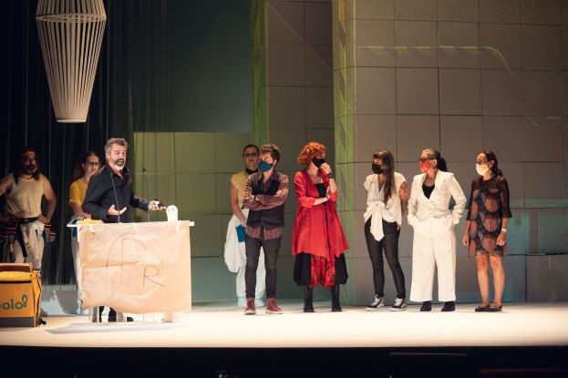 Na gala dos Premios María Casares do Teatro galego celebrada onte na Coruña, Sarabela Teatro gañou catro premios entre os que está o de mellor espectáculo para "A lingua das bolboretas".
Grazas ás compañeiras e compañeiros de profesión polo apoio.