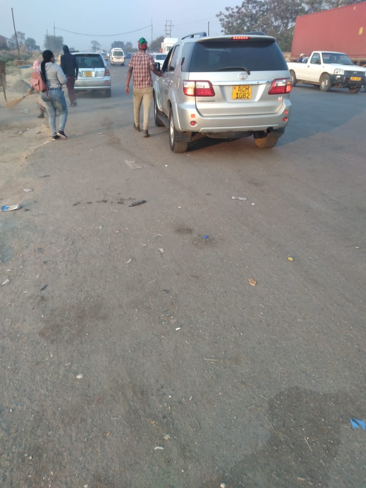 Mota Toyota Fortuner  Reg No. ACH 1082 ndeye matsotsi. Iri kutakura vanhu pambudzi vobva varobber vanhu along the way. Nhasi yarobber mumwe murume akwira achida kuenda kuBeitbridge abirwa mari nemafon. Mota iyi iri kufamba nevarume vatatu .Retwet  mbavha idzi dzibatwe