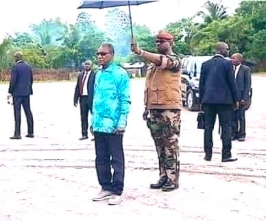 miguelhotero's tweet photo. Adivinen quién dió el golpe en Guinea al presidente de la camisa azul…el del paragua! https://t.co/lQ1IfW21lB