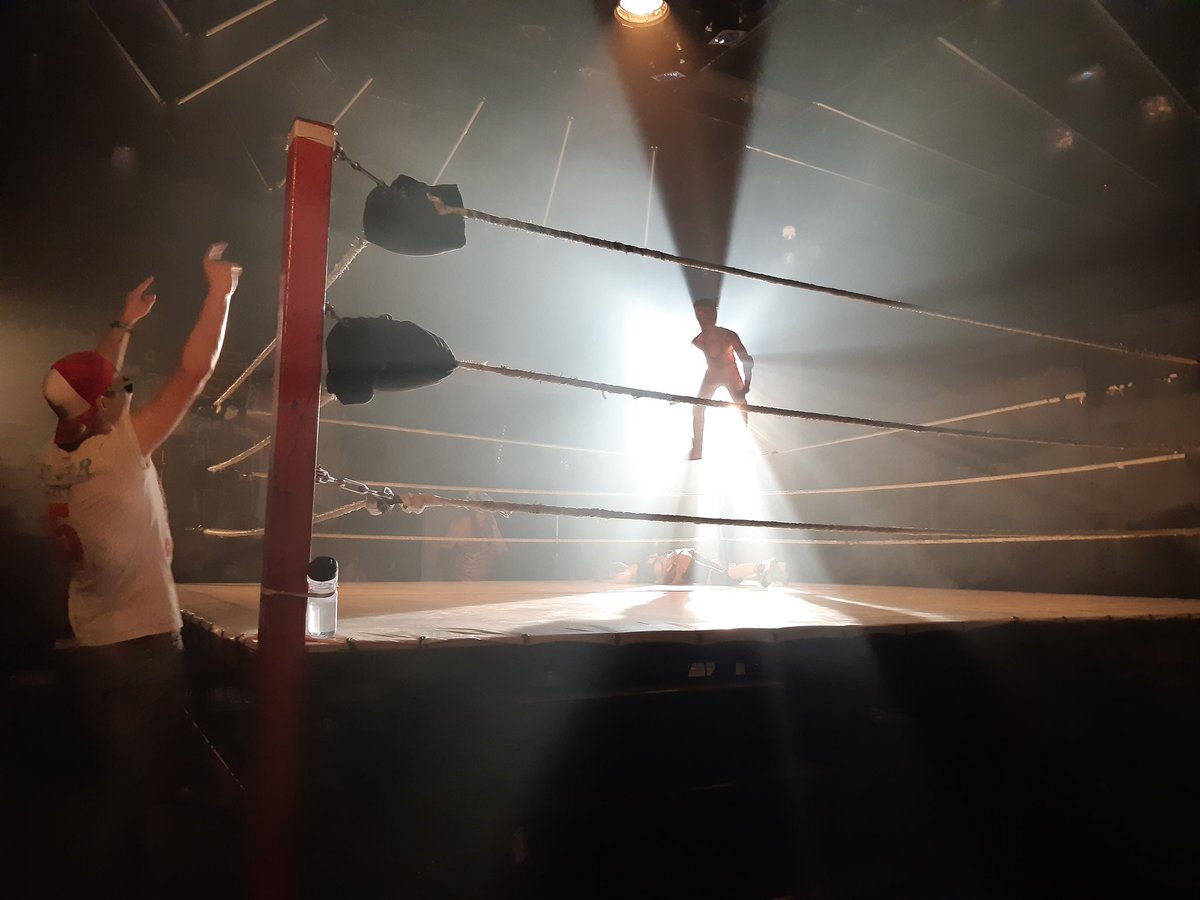 Quand le théâtre de #LaTempête plonge son public dans une salle de #Catch pour purger le trop-plein de passions d'une société en surtension, c'est drôle et tragique, sale et délirant, carnavalesque, épique et excessif, un peu "c'est quoi ce bordel?" aussi, bref, hors du commun.