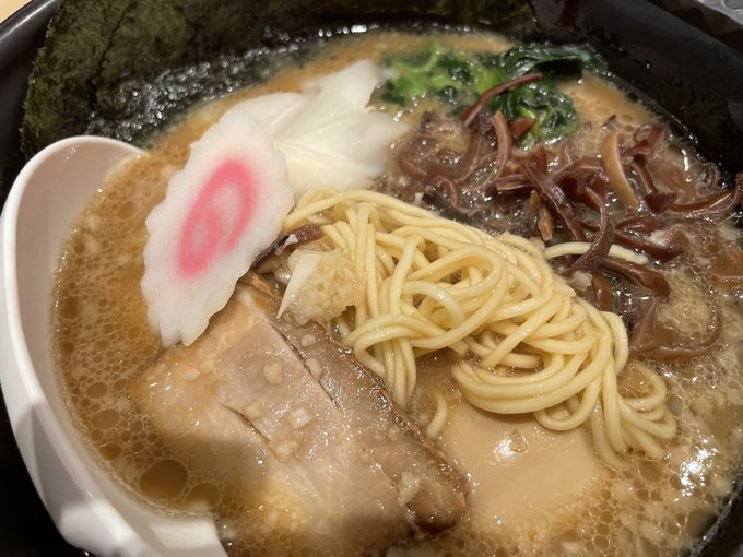 TOKYO豚骨BASEで‼️
黒豚骨キメさせていただきました。帰って仕事の続きだヨ。 