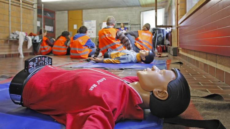 RotesKreuz_CH's tweet photo. Keiner zu klein, ein Lebensretter zu sein: Dies das Motto des #WelttagDerErstenHilfe. Das Ziel: Die Grundlagen in Erster Hilfe sollen an jeder Schule unterrichtet werden. Die
@Samariter_ch stellt Lehrpersonen Material zur Verfügung.
#SLRG #SMSV
https://t.co/zeQnT6dVXE https://t.co/bN8AqsjkFX