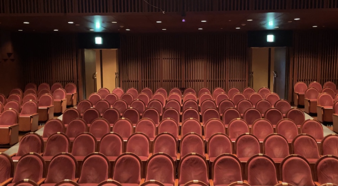 シアターXにて、舞台監督の平山さんと下見でした。備品等確認して、舞台をどのようにオリジナルにしていくか！の相談です。(^^)