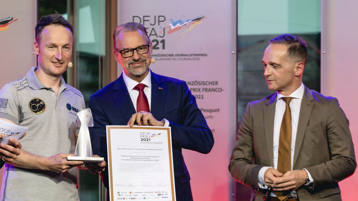 Anne-Marie Descôtes (@amdescotes) on Twitter photo Herzlichen Dank <a href="/DFJP_PFAJ/">DFJP-PFAJ</a> für diesen wunderbaren Abend: Mit dem Großen 🇩🇪-🇫🇷 Medienpreis wurde die beispielhafte Arbeit der <a href="/esa/">European Space Agency</a> und der beiden Astronauten <a href="/astro_matthias/">Matthias Maurer</a> und @thom_astro für die 🇪🇺 Verständigung gewürdigt! #DFJP21 #PFAJ21 Herzlichen Dank <a href="/DFJP_PFAJ/">DFJP-PFAJ</a> für diesen wunderbaren Abend: Mit dem Großen 🇩🇪-🇫🇷 Medienpreis wurde die beispielhafte Arbeit der <a href="/esa/">European Space Agency</a> und der beiden Astronauten <a href="/astro_matthias/">Matthias Maurer</a> und @thom_astro für die 🇪🇺 Verständigung gewürdigt! #DFJP21 #PFAJ21