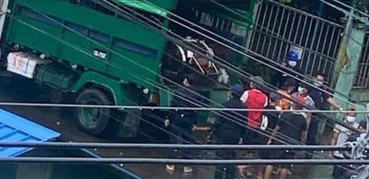 gracy31130011's tweet photo. SAC intensified security in most areas of #Yangon, forcing to close #Gwa market, removal &amp; abduction of vendors, &amp; the confiscation of their property, trishaws &amp; bicycles. #GlobalArmsEmbargo #Sep10Coup  #WhatsHappeningInMyanmar https://t.co/nh8kkfrcEI