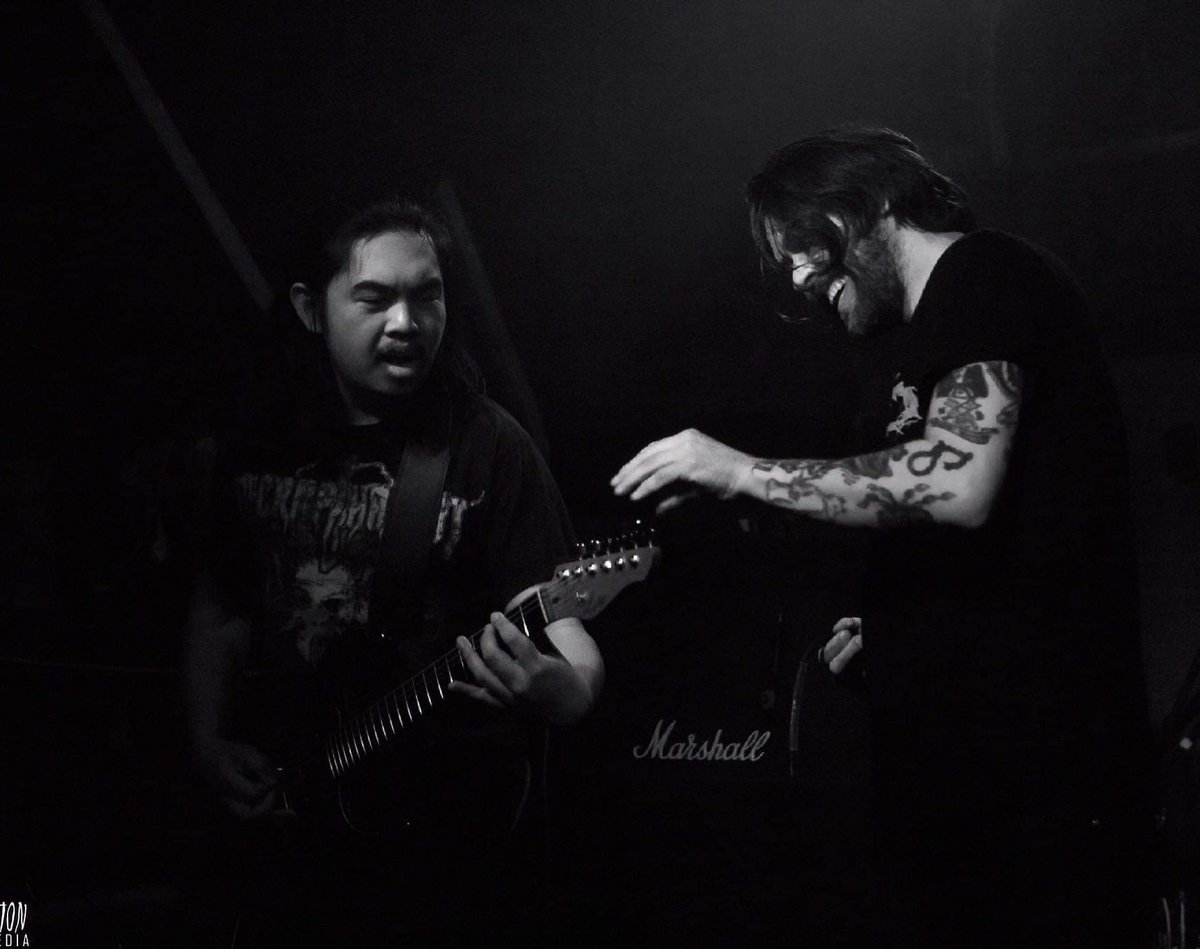 ScornOfCreation's tweet photo. When the #microphone cord gets caught in the #guitar tuners during a solo https://t.co/xMLo8PvZH9