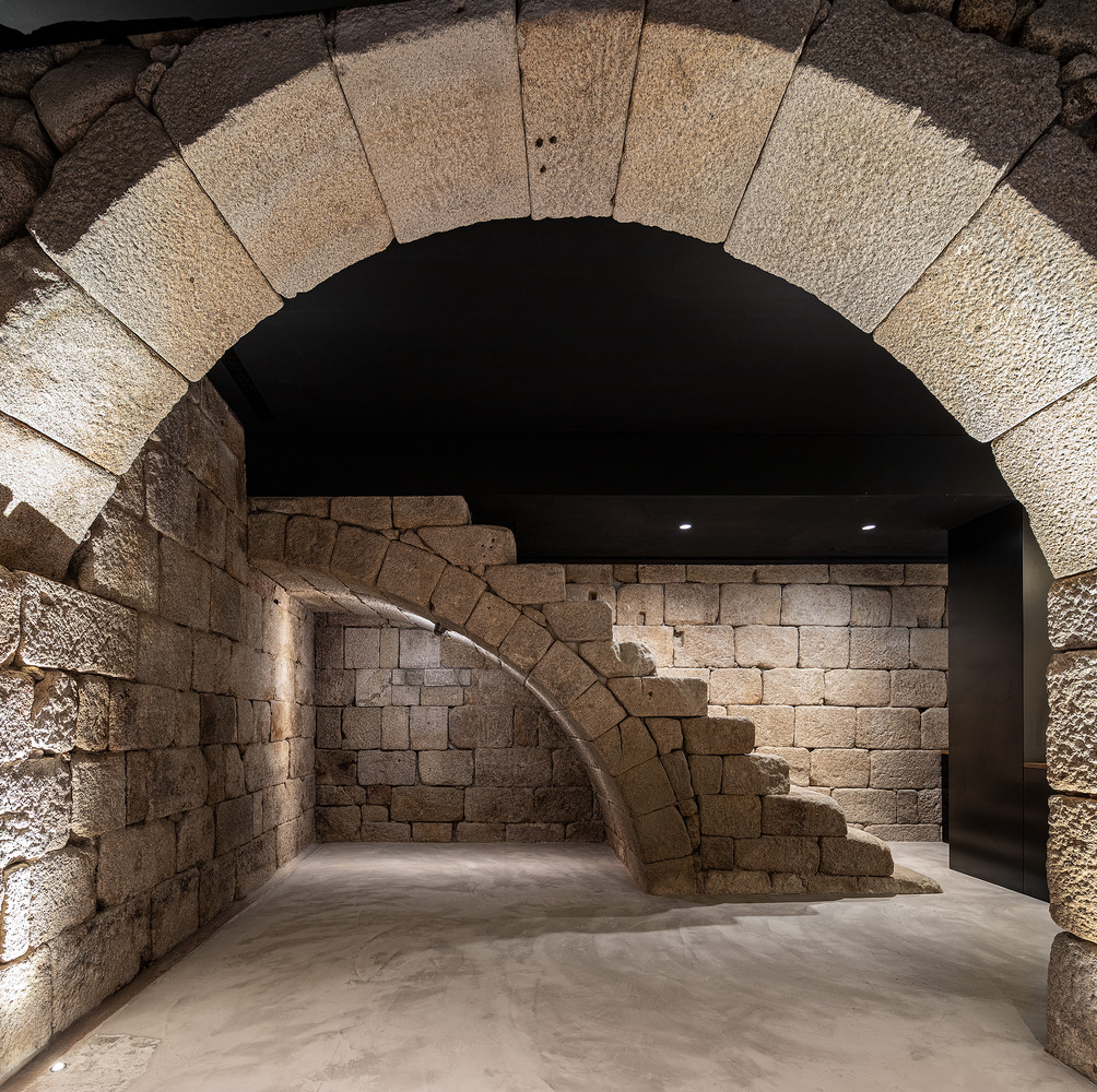 Exmo. Hotel Portugal --> Respetando las capas de la historia: siglo XIV y el modernismo de principios del XX. Dejando impronta sobre la línea de tiempo del edificio.

#FloretArquitectura #diseñointeriores #designinteriores #makeithappen #themastermakers