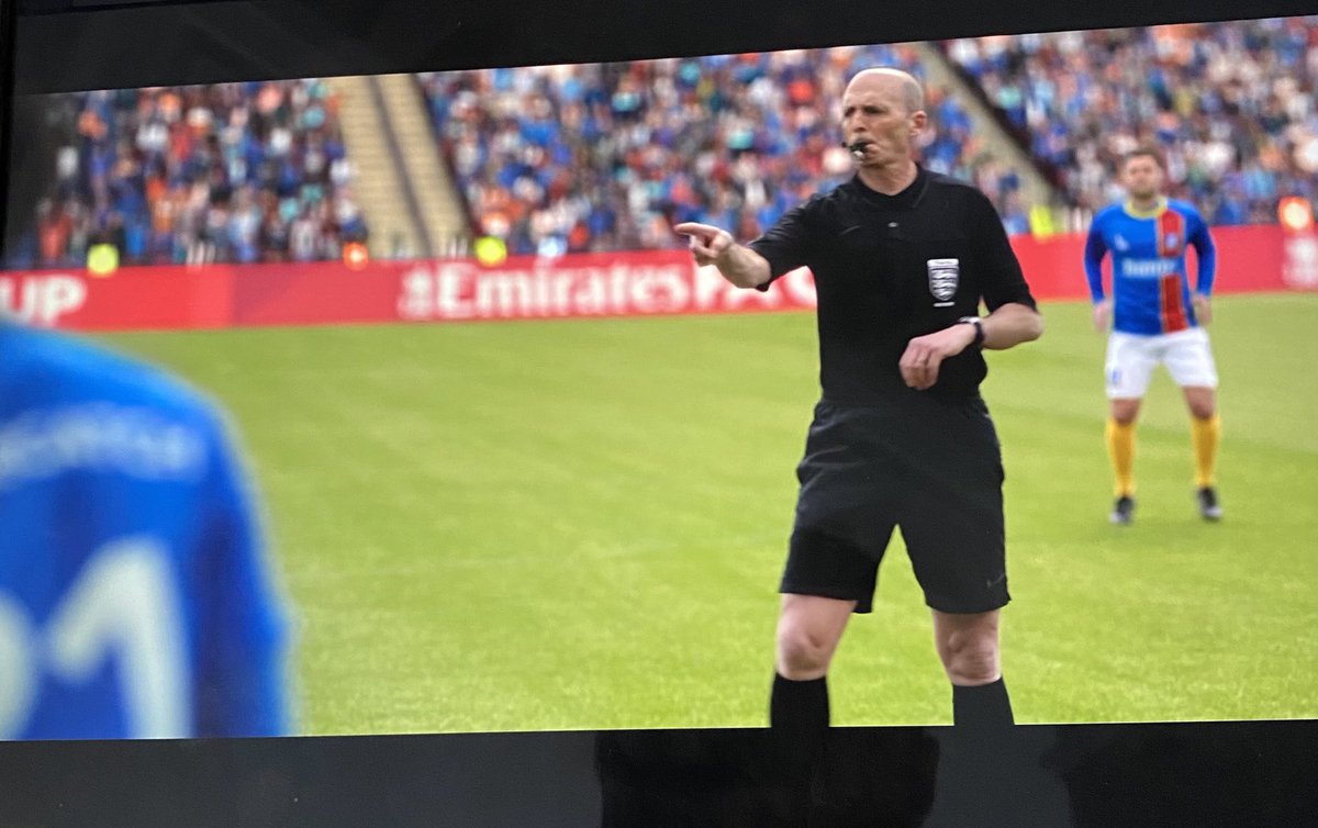 Inevitable after the huge success of #TedLasso Series 1 that they would roll out the Hollywood megastars in Series 2.

#CelebrityRefs