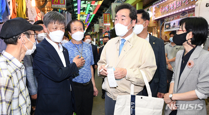 이낙연은 호남에 어떻게 얼굴 들고 다니지?
- 당비 대납 부정 경선으로 전남지사 되고
- 공약 이행률도 전국 꼴찌하고 
- 측근 경선 비리 때문인지 '청렴도 전국 꼴찌'하고
- 전남지사 잠깐 일 하다 욕 먹으니 총리로 탈출

선거판이라고 또 호남에 내려가 국민을 우롱한다.
호남 사람들 또 속고 싶나?