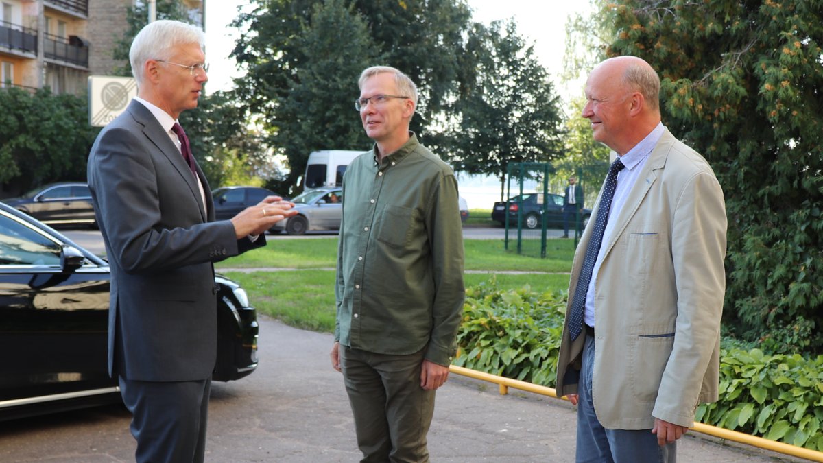 LU_CFI's tweet photo. Esam priecīgi iepazīstināt Latvijas Republikas Ministru prezidentu @krisjaniskarins @brivibas36 ar Institūta darbu, mūsu rīcībā esošo modernizēto aparatūru, kas attīstīta #CAMART2 ietvaros, un inovatīvajiem risinājumiem industrijas vajadzībām, pateicoties @materize komandai! https://t.co/jF8WToqm3O