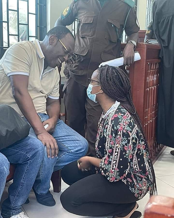 Classicshiner1's tweet photo. Siku zote aliyeko uande wa haki ndiye mwenye amani hata kama anaonewa. Hii furaha ya M/kiti kuna watu wanaitamani lakini hawaipati kwasababu mikono yao imejaa jasho la wananchi na damu ya dhulma na manyanyaso. Mungu atasimama na wewe mh @freemanmbowetz 

Tuko na wewe!!

Retweet🔁 https://t.co/jVPCUbYl8n
