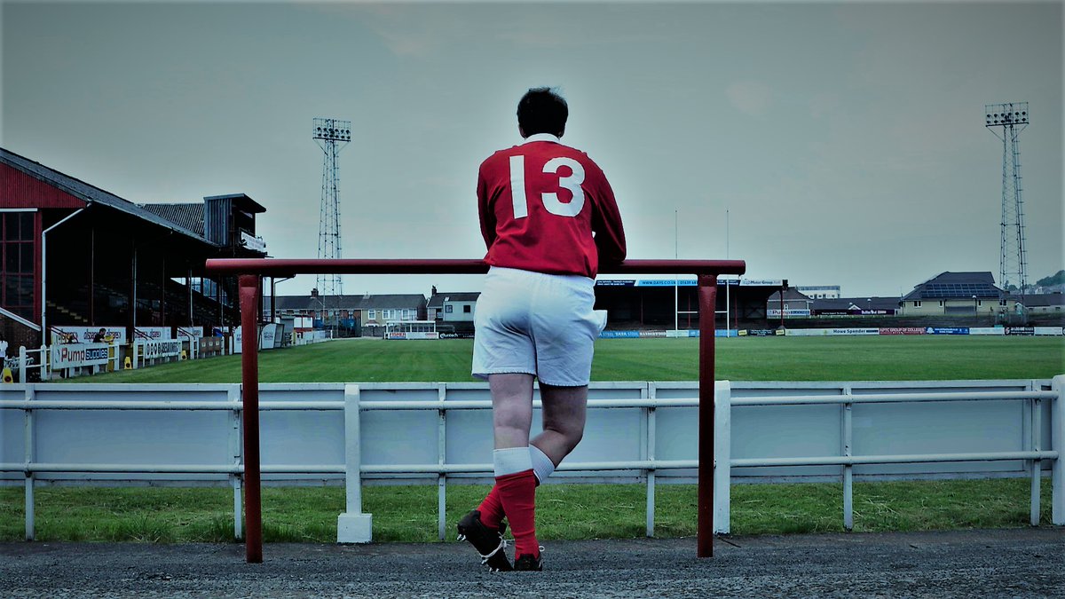 WelshRugbyUnion's tweet image. “Y peth pwysicaf i mi yw ein bod ni’n talu teyrnged i Ray a’i gofio fe yn y ffordd iawn” 🎞

'Grav', to be aired on @S4C this Sunday night, will pay tribute to one of the giants of Welsh rugby.

CYM: bit.ly/3l9Nspw
ENG: bit.ly/3z2i553