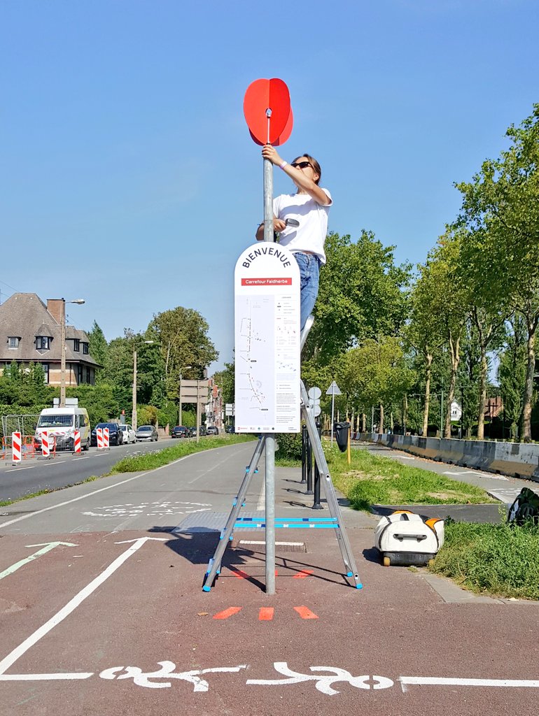 Chez VV, on aime prendre soin de la signalétique urbaine.
Notamment pour qu'elle ne soit pas que "routière", qu'elle soit lisible par tous🚶🚴🧒👵, et qu'elle trouve le compromis d'une intégration dans le paysage urbain tout en attirant l'attention des usagers.
Thread ⬇️