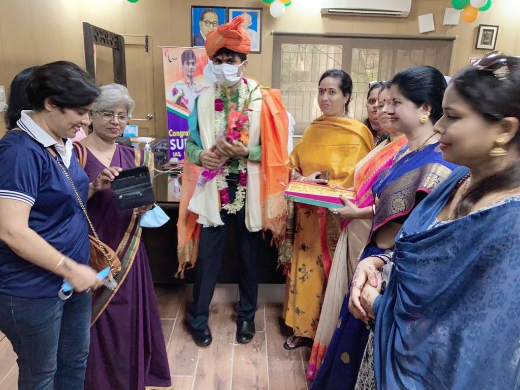 Rajnitomarbjp's tweet photo. #Congratulations 💐💐
#TokyoParalympics ke Khiladi respected DM Gautam Budh Nagar Shri @suhasly ji meet Gautam Buddh Nagar Bhajpa mahila morcha team. 
@narendramodi
#TokyoParalympics #DMGBN #NewsUpdates https://t.co/B7ziPo0c1Q
