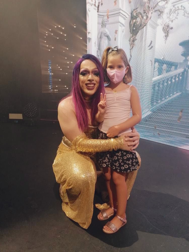 Todavía recuerdo con pena cuando tuve que despedirme de mis niñes porque “el drag no era moral y no era bueno para les niñes”, sin embargo con madres como Cristina que llevan a sus hijes a disfrutar de shows en los que se entetiene y educa en diversidad, sé que queda esperanza.