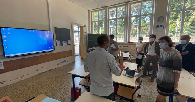 Prefet62's tweet photo. Dominique Consille, sous-préfète de l'arrondissement de #BoulogneSurMer, était hier à #Rinxent. 

A cette occasion, la sous-préfète a pu, aux côtés des élus, faire le point sur les dossiers du territoire. https://t.co/nDMCSuxyBT